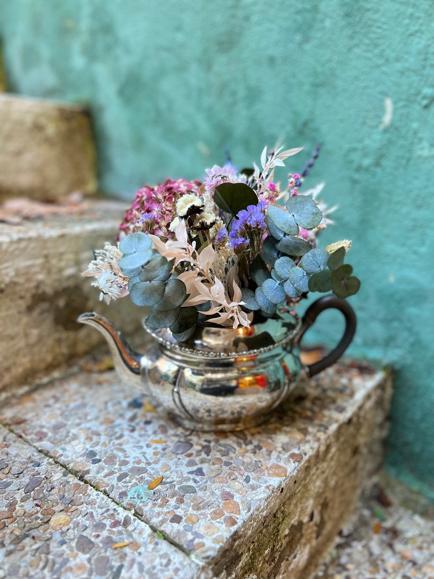 Tetera Gordita con Flores Preservadas