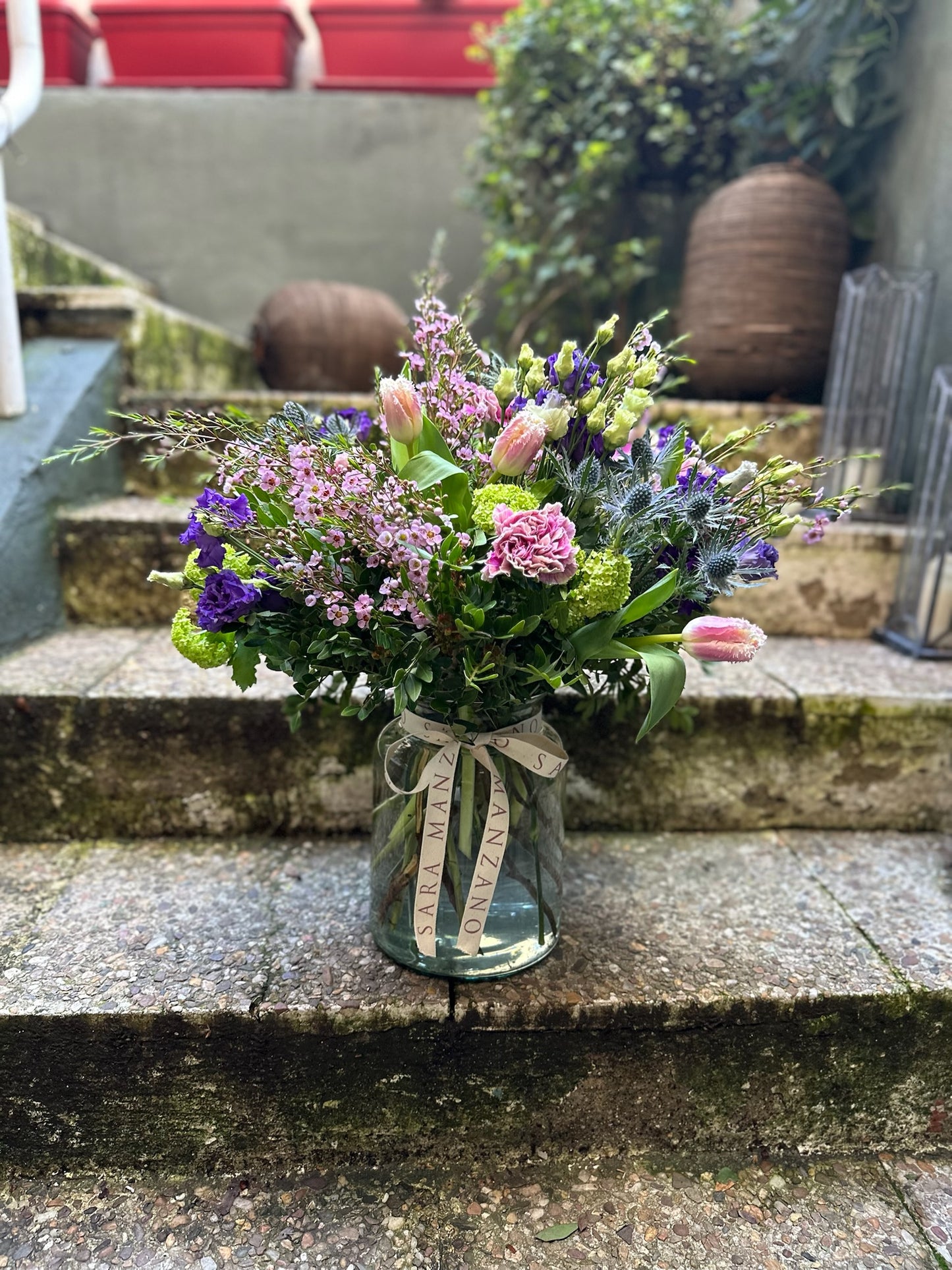 Jarron de Cristal Mediano con Flores de Temporada