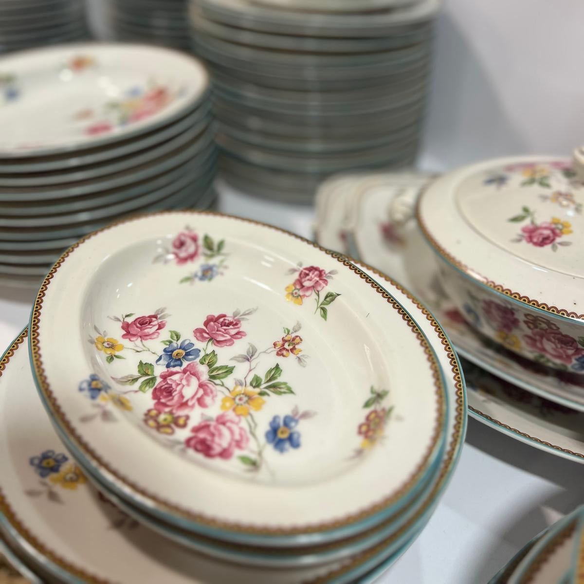 Vajilla Limoges flores rosa filo verde
