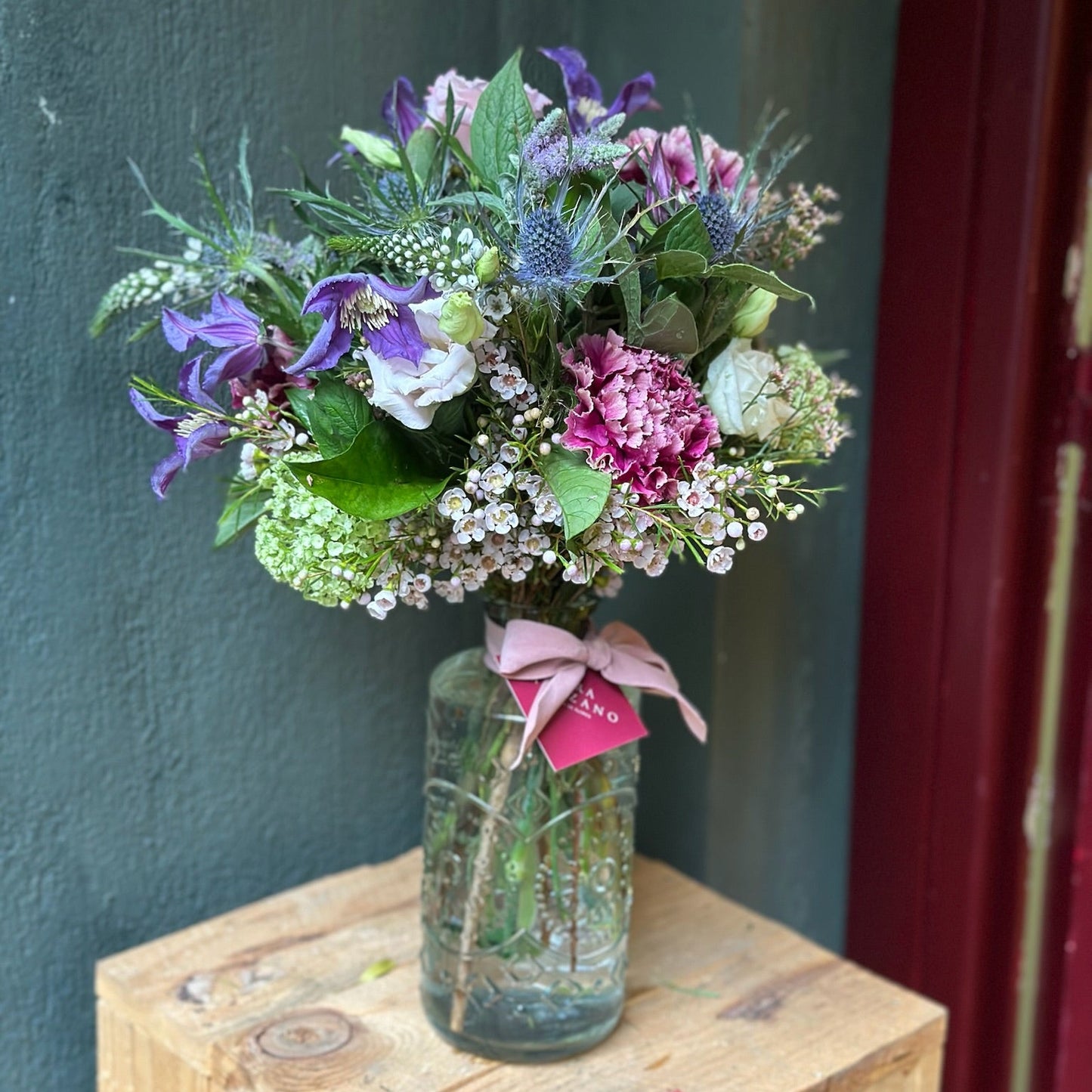 Botella con Flores de Temporada