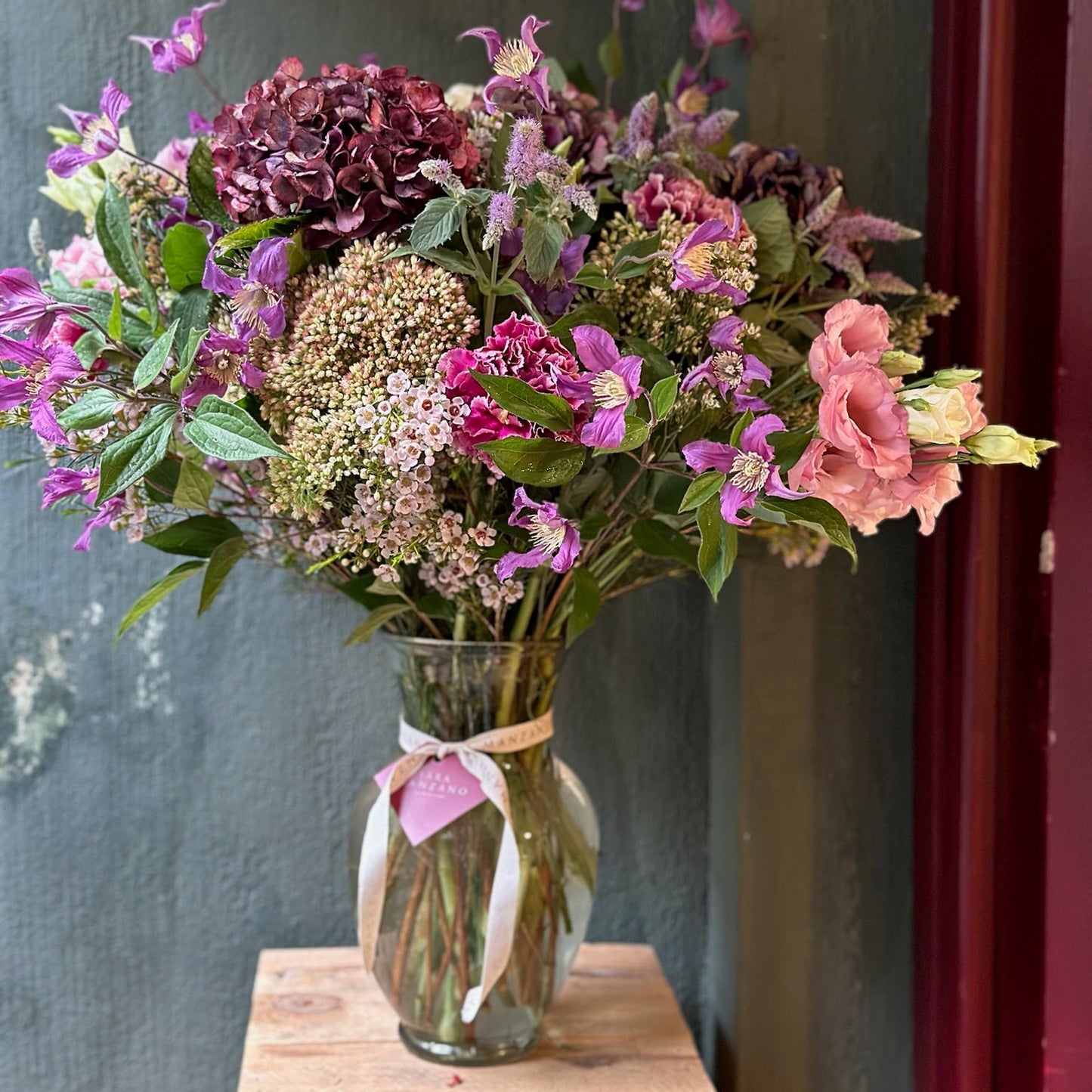 Búcaro Clásico de Cristal con Flores de Temporada