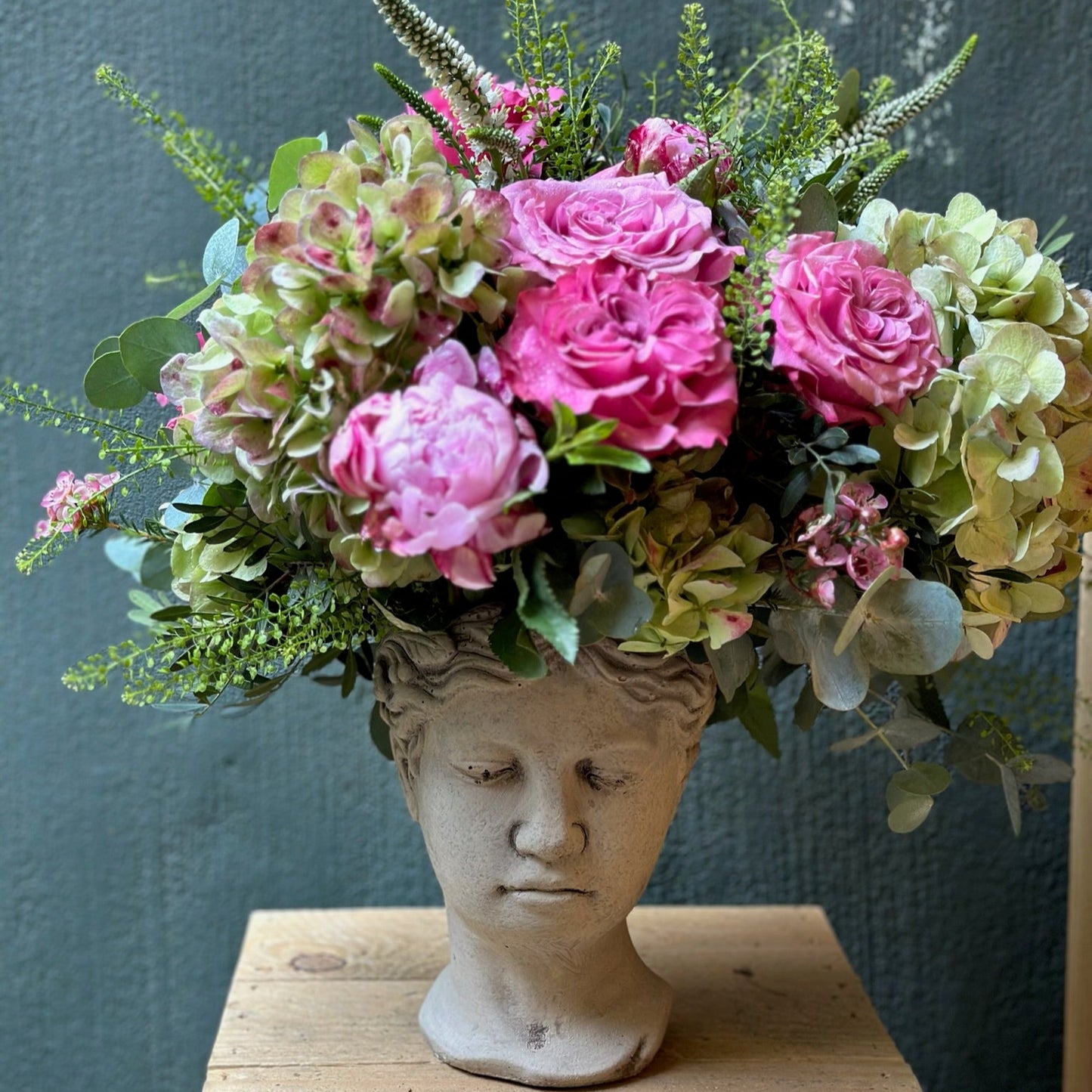 Cabeza Venus con Flores de Temporada