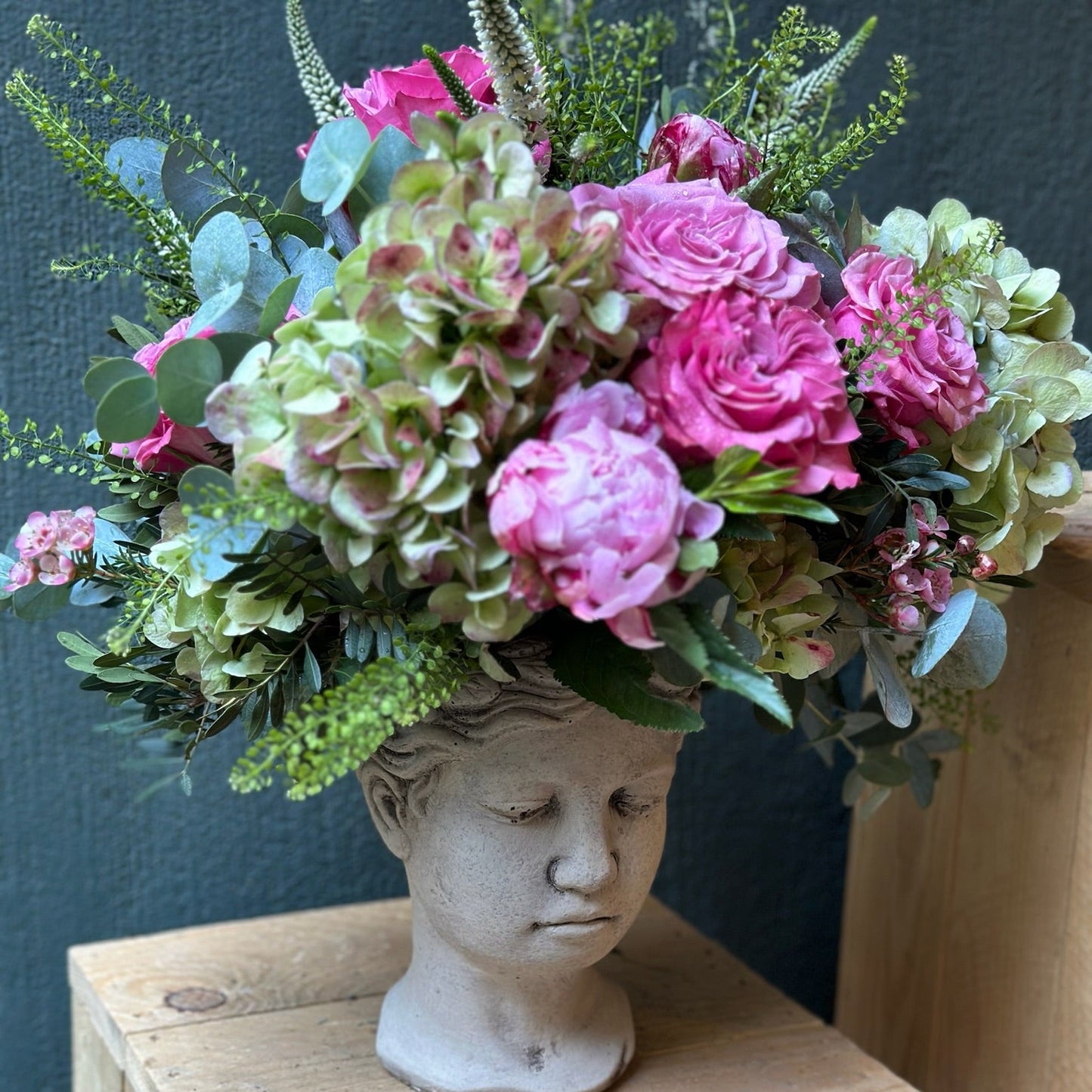 Cabeza Venus con Flores de Temporada