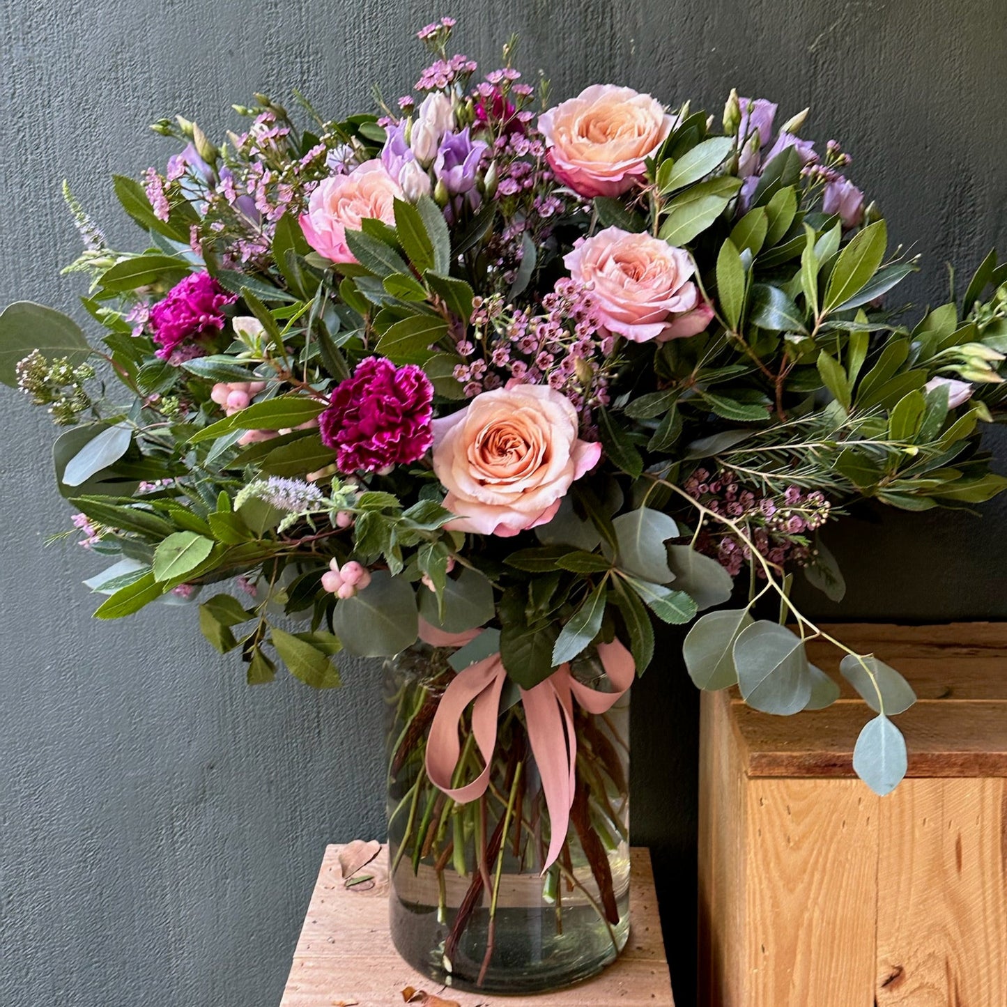 Jarrón Grande de Cristal con Flores de Otoño