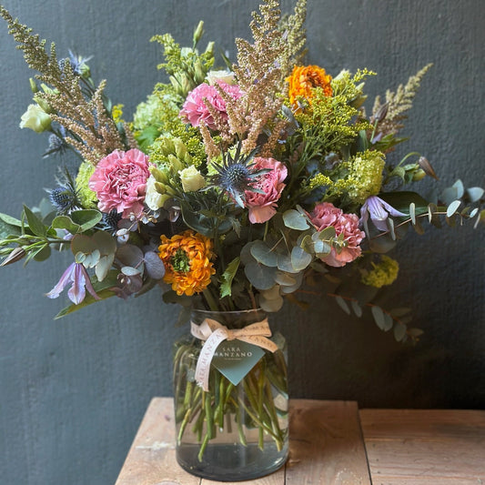 Jarron de Cristal Mediano con Flores de Temporada