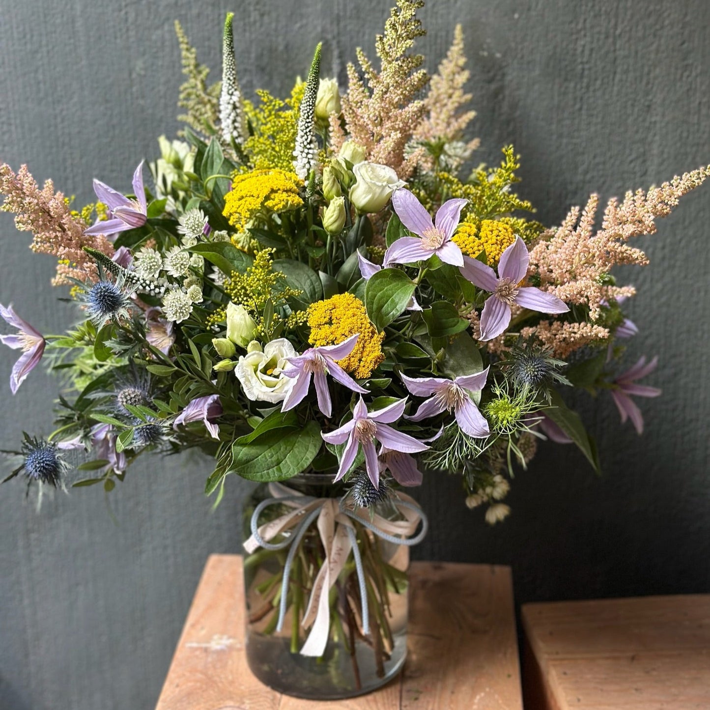 Jarron de Cristal Mediano con Flores de Temporada