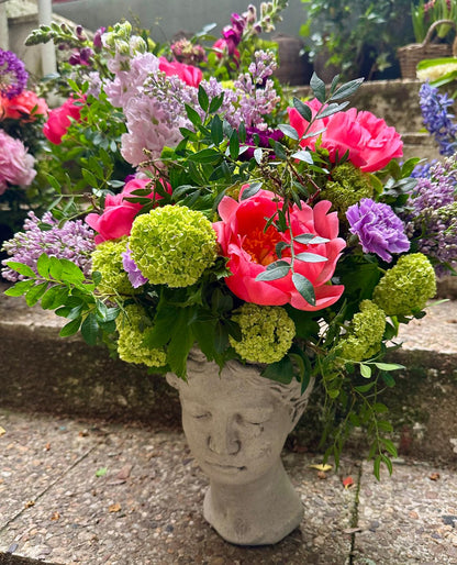 Busto de Piedra Grande con Flores