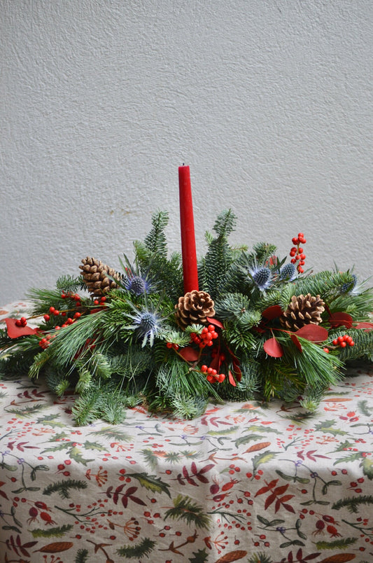 Centro de mesa alargado de Navidad con vela roja